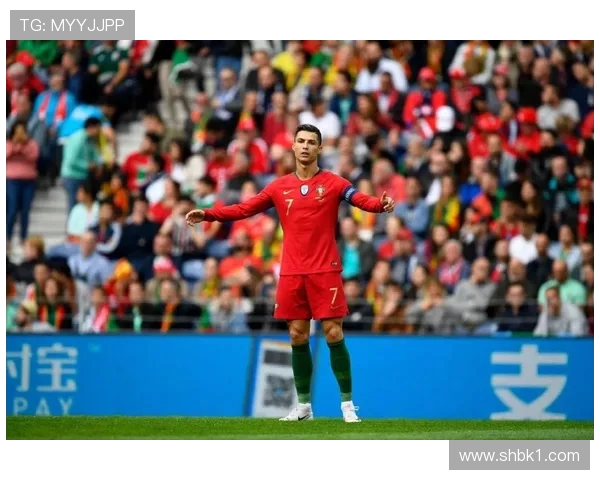 C罗40岁依旧闪耀赛场 终场前倒钩进球让队友惊叹回忆巅峰时刻